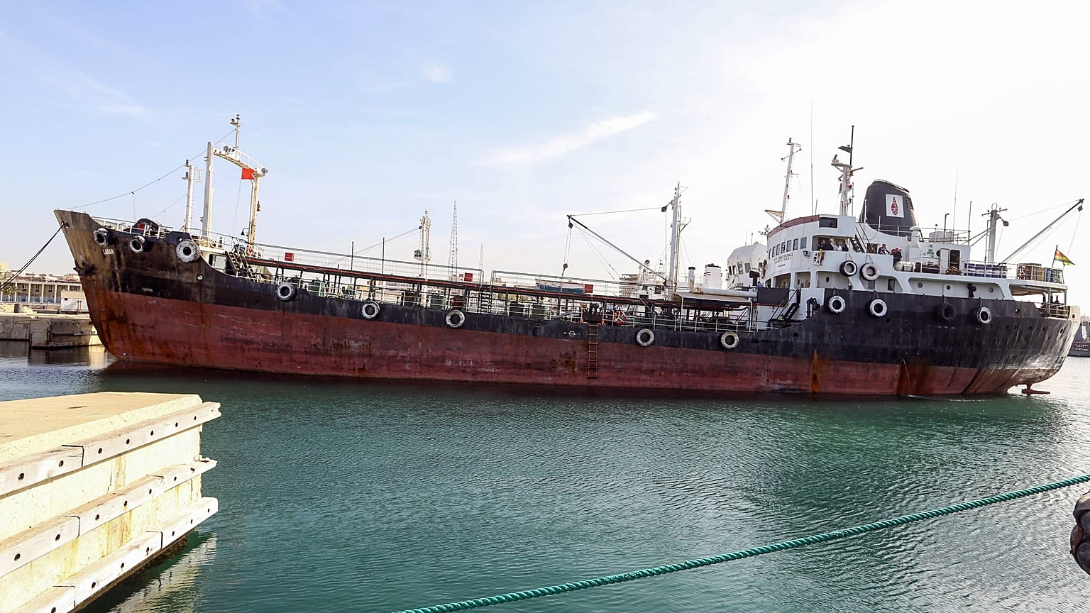 Trablus limanında bir petrol gemisi (Arşiv)