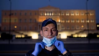 ΑΣΤΥΝΟΜΙΚΟΣ ΜΠΡΟΣΤΑ ΑΠΟ ΤΗ ΒΟΥΛΗ ΤΗΝ ΕΠΟΧΗ ΤΟΥ ΚΟΡΟΝΟΪΟΥ