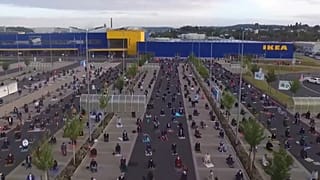 Almanya'da bayram namazı Ikea otoparkında kılındı
