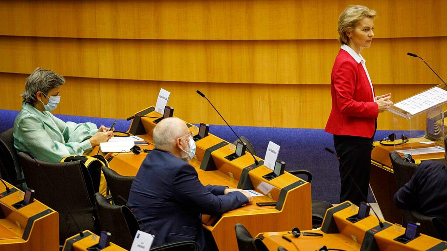 Von der Leyen se dirige al pleno del Parlamento Europeo con Frans Timmermans y Margrethe Vestager con mascarillas