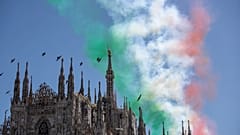 L'armée de l'air italienne survole la cathédrale de Milan à l'occasion du 74e anniversaire de l'instauration de la République italienne (lundi 25 mai 2020).