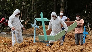 Arbeiter heben Grab für Covid-19-Verdachtsfall aus