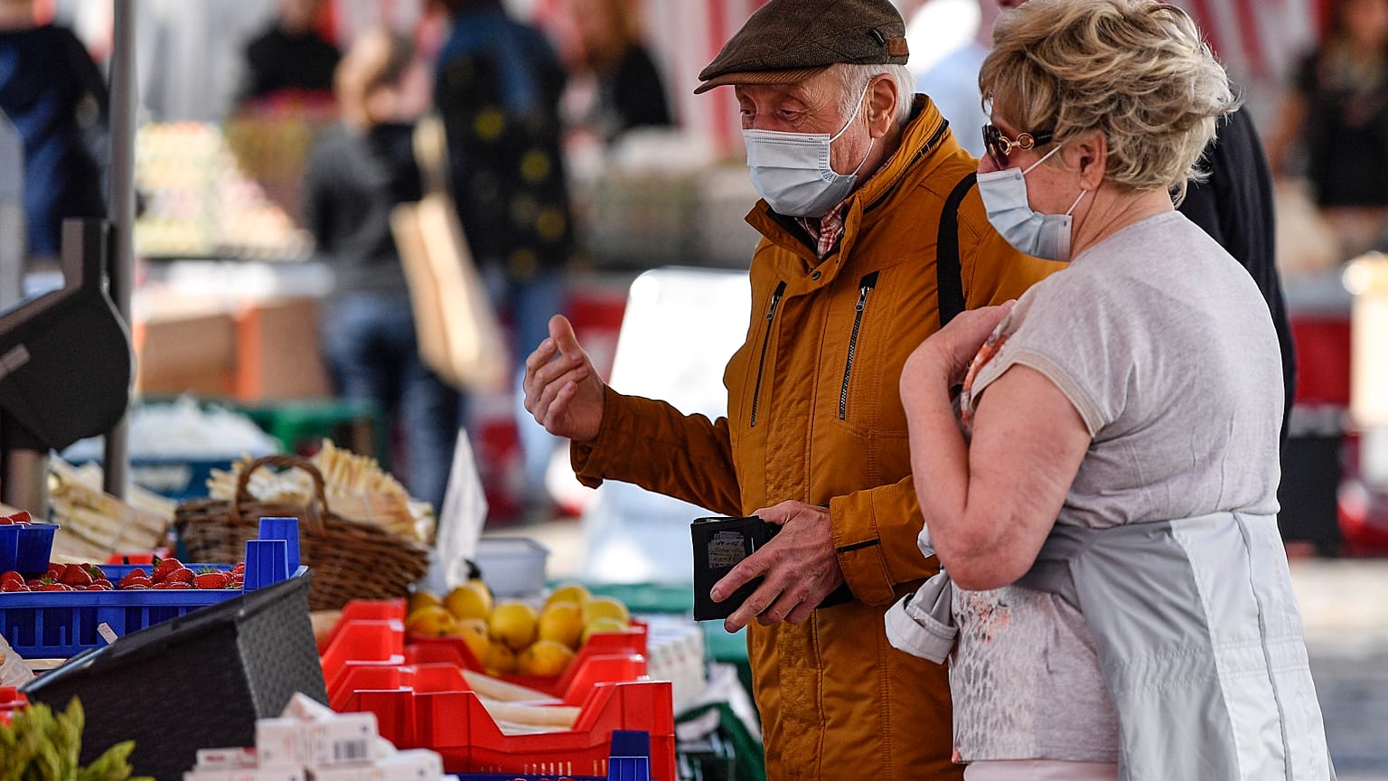 Senioren auf einem Wochenmarkt in Aachen (Archiv)