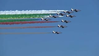 İtalyan gösteri uçakları gökyüzünü bayraklarının rengine boyadı