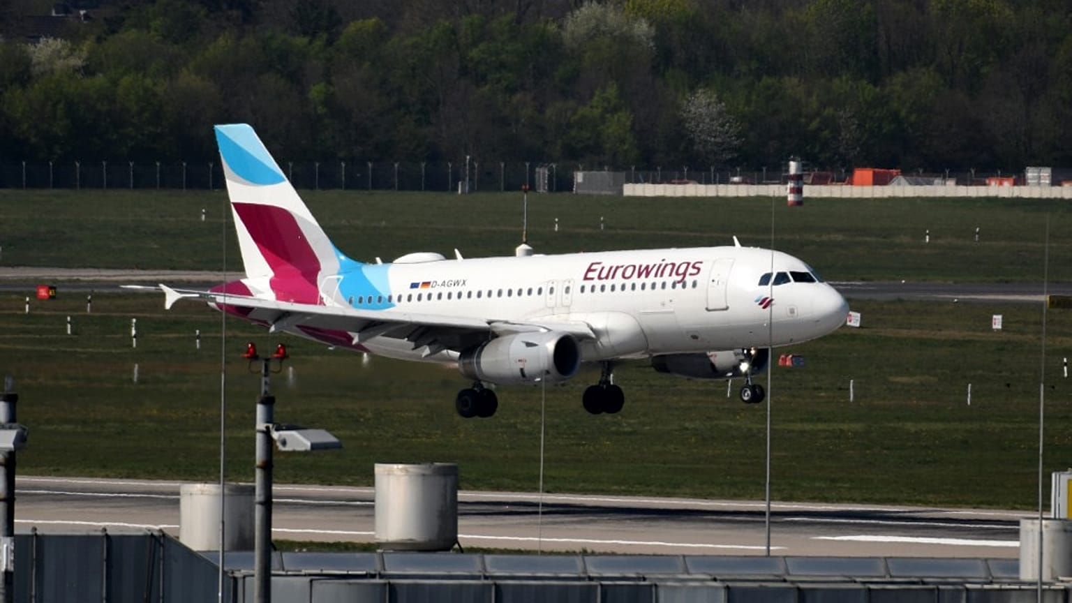 Eurowings yolcu uçağı Sardinya Adası'na inemedi