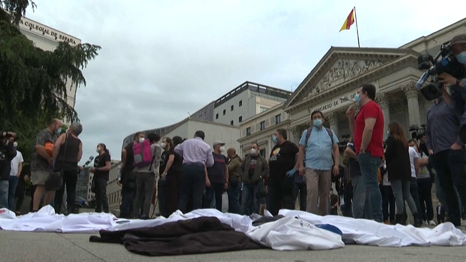 Chaquetillas y delantales de chefs tendidos en el suelo a modo de protesta
