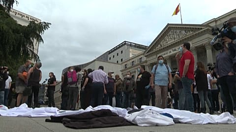 Chaquetillas y delantales de chefs tendidos en el suelo a modo de protesta