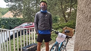 Maxime es un joven francés que reparte comida a la gente sin hogar durante la crisis del COVID-19.