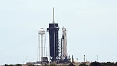 Le lanceur Falcon 9 de SpaceX qui embarque le capsule Crew Dragon de la même compagnie sur le pas de tir du centre spatial Kennedy en Floride, le 26 juin 2020. 