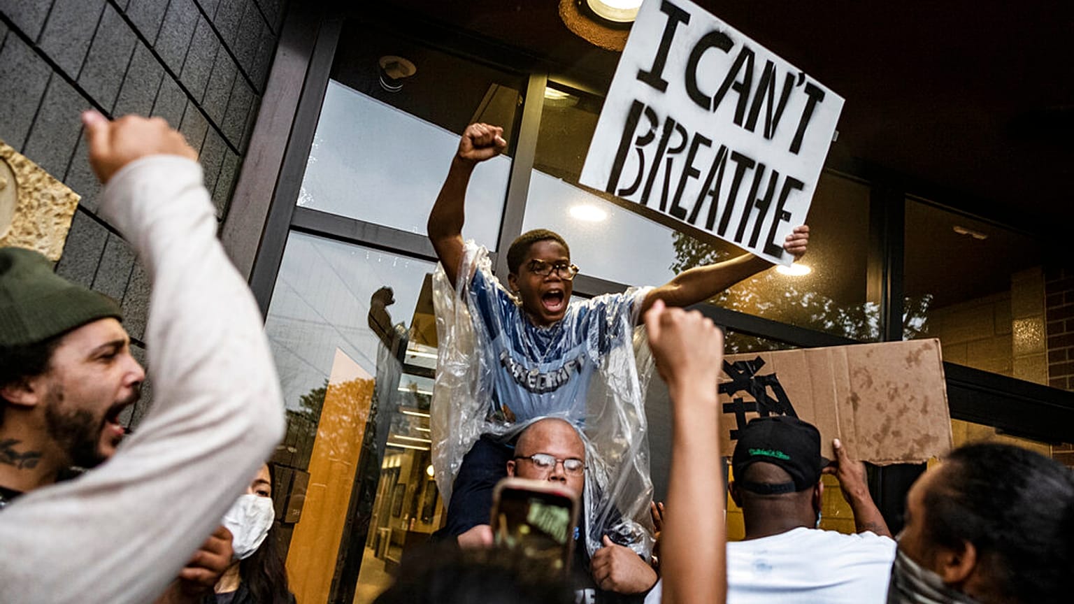 Mort d'un Afro-Américain lors de son interpellation : quatre policiers renvoyés