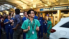Personal hospitalario en un centro de Londres