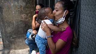 Venezuela'da bebeğini öpen bir anne  