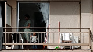 Una migrante e suo figlio in una stanza d'albergo nella città di Kranidi, a circa 170 chilometri a sud-ovest di Atene, martedì 21 aprile 2020