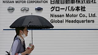 Прохожая у штаб-квартиры Nisan в Йокогаме 27 мая 2020