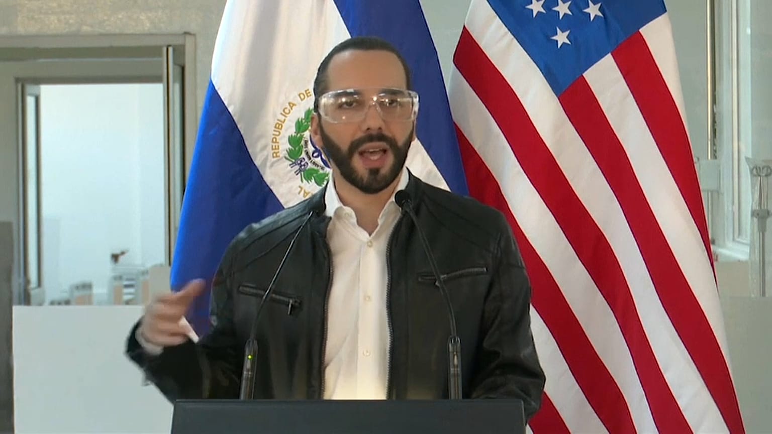 Nayib Bukele durante una rueda de prensa junto al embajador estadounidense