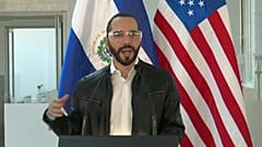 Nayib Bukele durante una rueda de prensa junto al embajador estadounidense