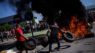 Protestas y barricadas frente a la planta de Nissan en Barcelona