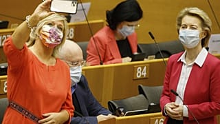Η ΟΥΡΣΟΥΛΑ ΦΟΝ ΝΤΕΡ ΛΑΪΕΝ ΦΩΤΟΓΡΑΦΙΖΕΤΑΙ ΑΠΟ ΜΕΛΟΣ ΤΟΥ ΕΥΡΩΑΪΚΟΥ ΚΟΙΝΟΒΟΥΛΙΟΥ ΣΤΗΝ ΑΙΘΟΥΣΑ ΤΗΣ ΟΛΟΜΕΛΕΙΑΣ