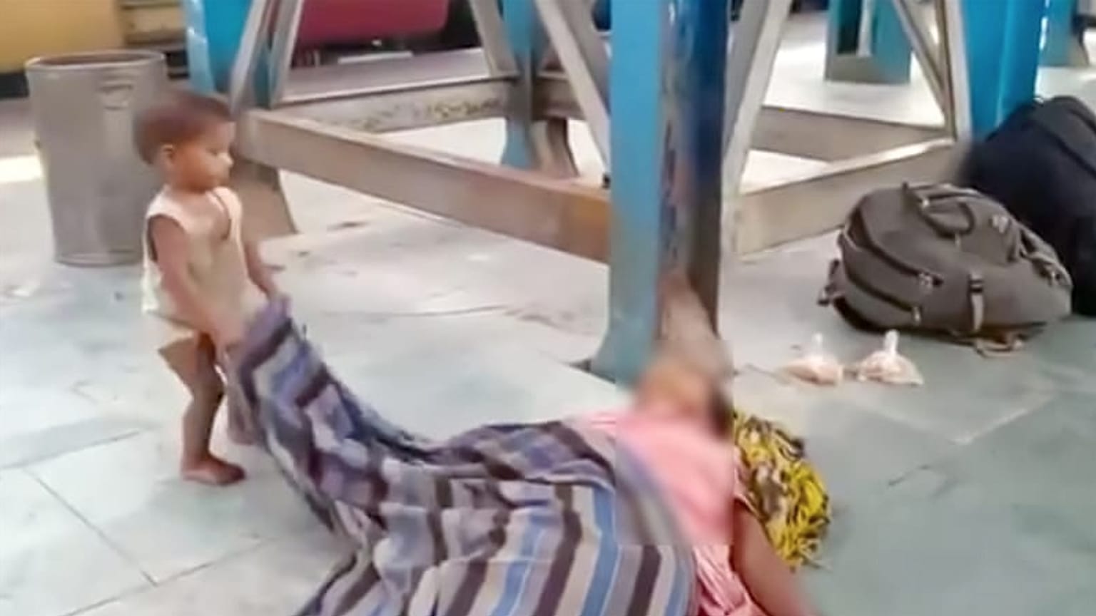 Hindistan'da açlık nedeniyle ölen annesini uyandırmaya çalışan çocuk