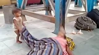 Hindistan'da açlık nedeniyle ölen annesini uyandırmaya çalışan çocuk