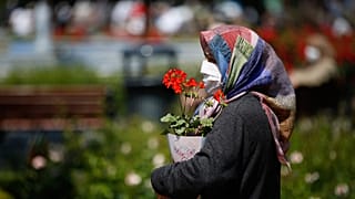 سيدة في أحد شوارع اسطنبول