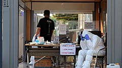 Massenhaftes Testen: Das Gesundheitspersonal von Goyang macht eine Pause.