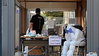 Massenhaftes Testen: Das Gesundheitspersonal von Goyang macht eine Pause.