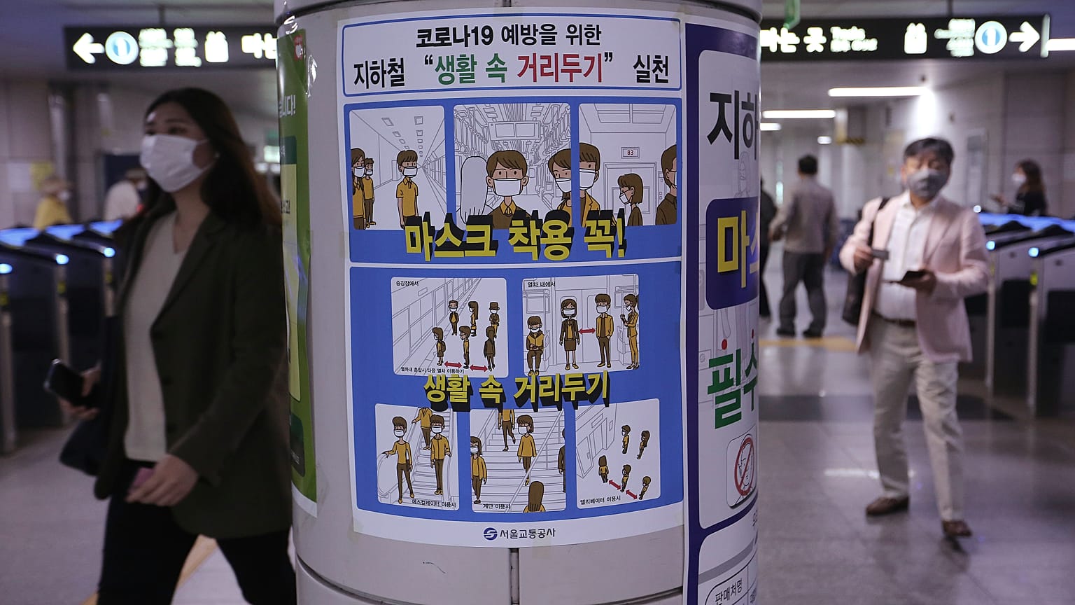 Una locandina con le precauzioni anti-Covid in una stazione della metro a Seul