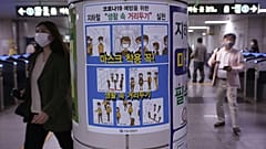 Una locandina con le precauzioni anti-Covid in una stazione della metro a Seul