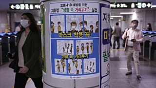 Una locandina con le precauzioni anti-Covid in una stazione della metro a Seul