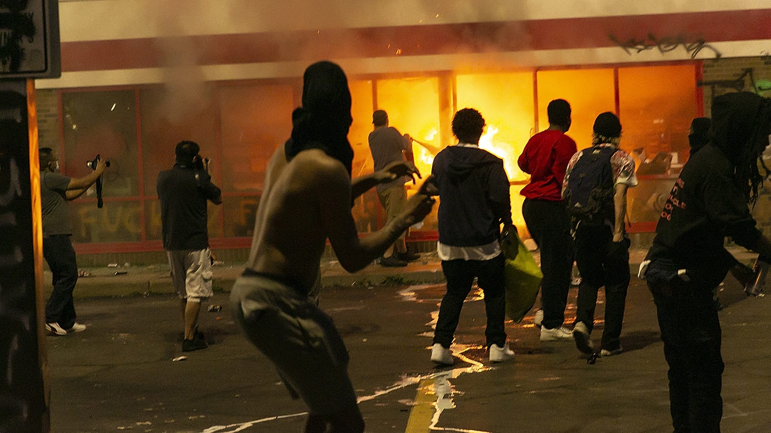 ABD'de göstericiler, George Floyd'un ölümüne neden olan polislerin cinayetle yargılanmasını isterken polis şiddetine karşı düzenlenen protestolar 3. gününe girdi