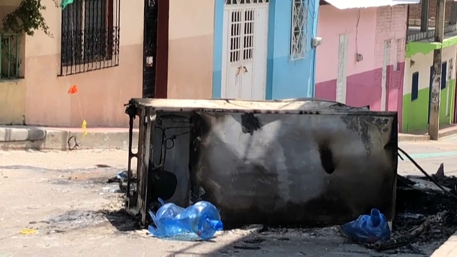 Un vehículo quemado en el pueblo de Venustiano Carranza, Chiapas, México