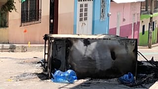Un vehículo quemado en el pueblo de Venustiano Carranza, Chiapas, México