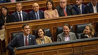 Spanish Prime Minister Pedro Sachez (L, bottom row) and Pablo Iglesias (second from the right, bottom row) in parliament.