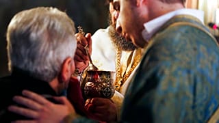 Πιστός λαμβάνει τη Θεία Κοινωνία