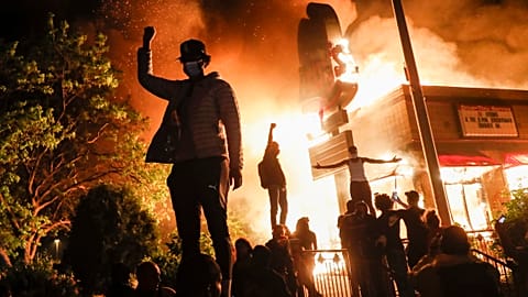 Troisième nuit de manifestations à Minneapolis après la mort de George Floyd suite à des violences policières, le 28 mai 2020