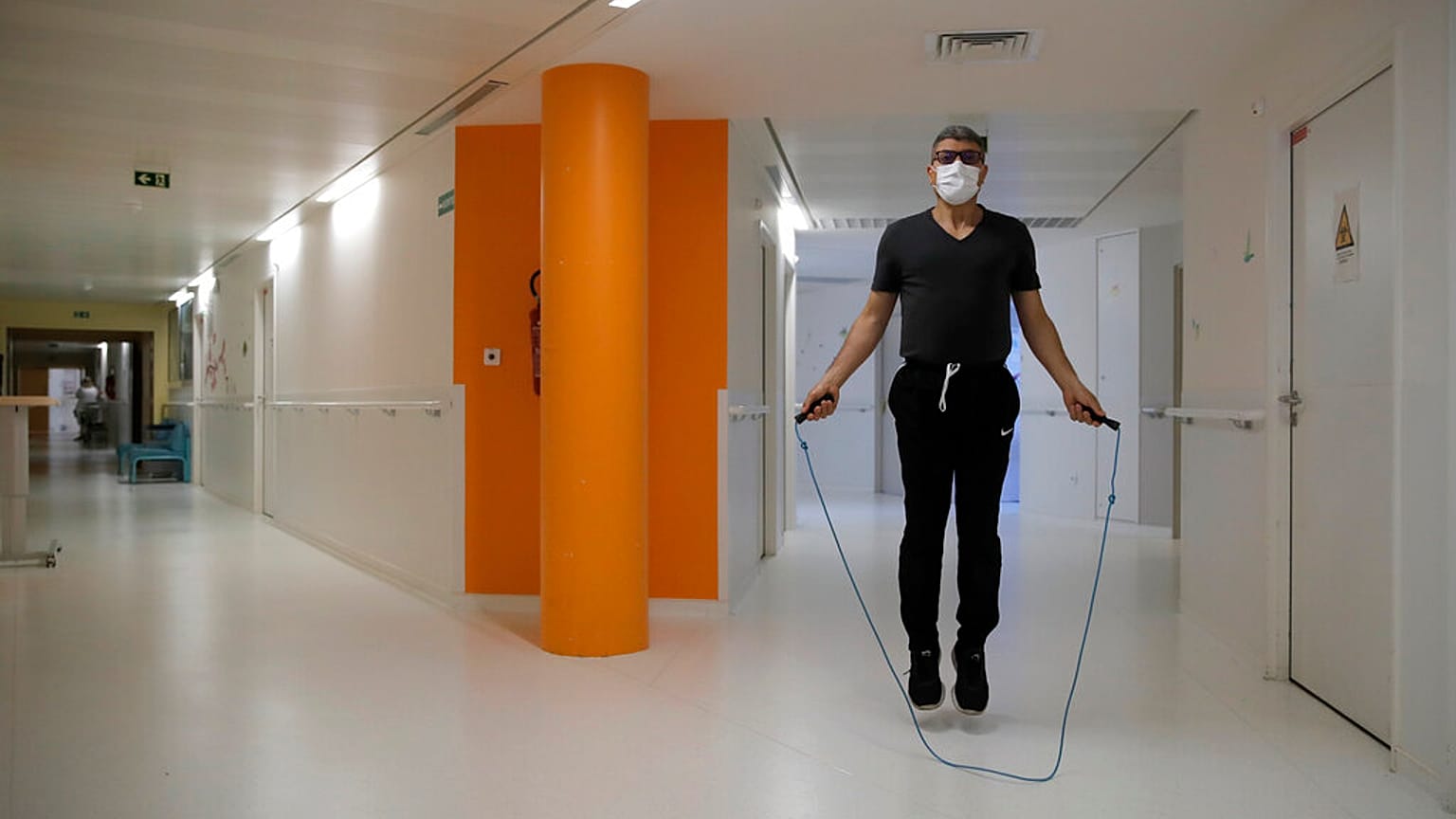4 Day Week" platformu, Covid-19 salgını nedeniyle yaşanan zorlu ekonomik süreci değişim için 'bulunmaz bir fırsat' olarak görüyor.