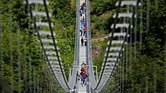 Visitantes caminan a través del puente colgante reabierto en la presa de Rappbode, cerca de Elbingerode, Alemania