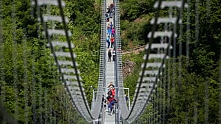 Visitantes caminan a través del puente colgante reabierto en la presa de Rappbode, cerca de Elbingerode, Alemania