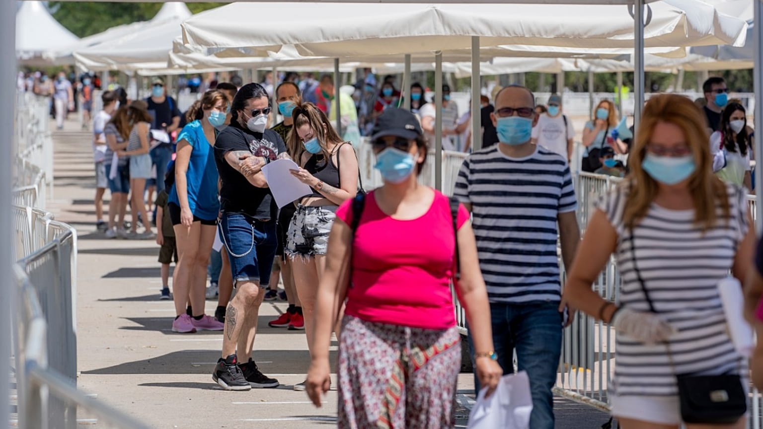 Residenti di Torrejon de Ardoz in fila, nel primo giorno di test gratuiti a tappeto, per il depistaggio del Covid-19