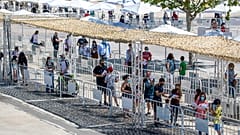 Torrejon de Ardoz, Spanien: Schlangestehen für den Massentest