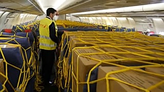 Cabina de pasajeros llena de material sanitario