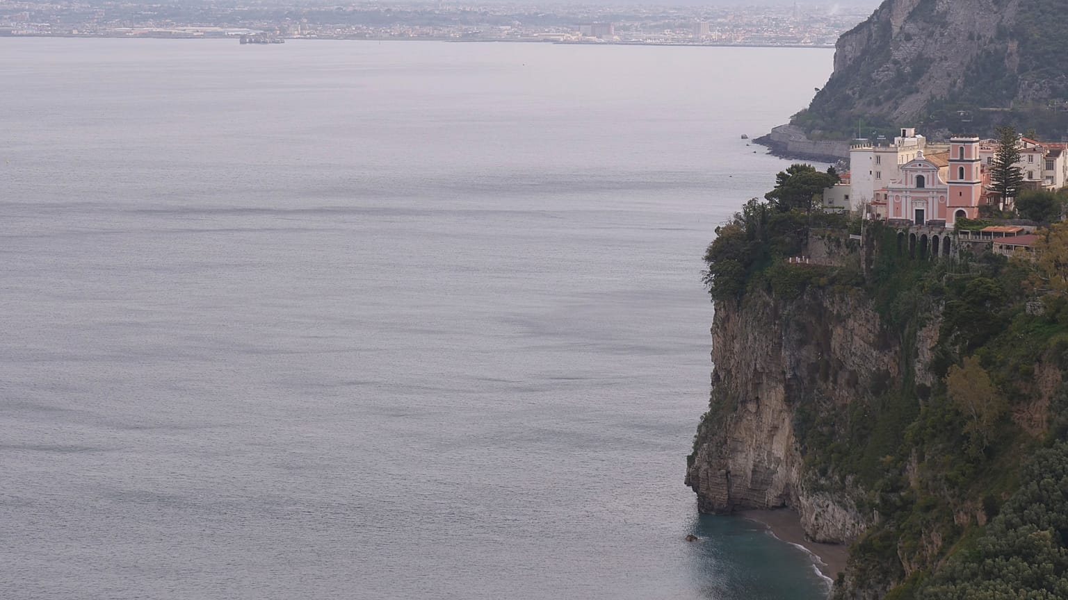  İtalya'nın Napoli Körfezi'ne bakan Vico Equense kasabası