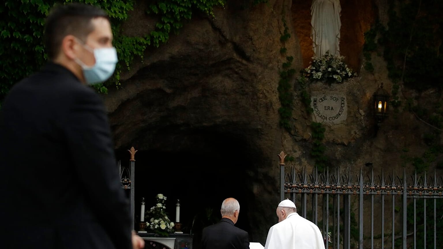 Papa Francisco reza terço junto à Gruta de Lourdes