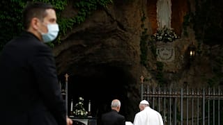 Papa Francisco reza terço junto à Gruta de Lourdes
