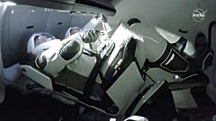 La tripulación de Dragon Endeauvour durante el amarre a la EEI