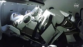 La tripulación de Dragon Endeauvour durante el amarre a la EEI