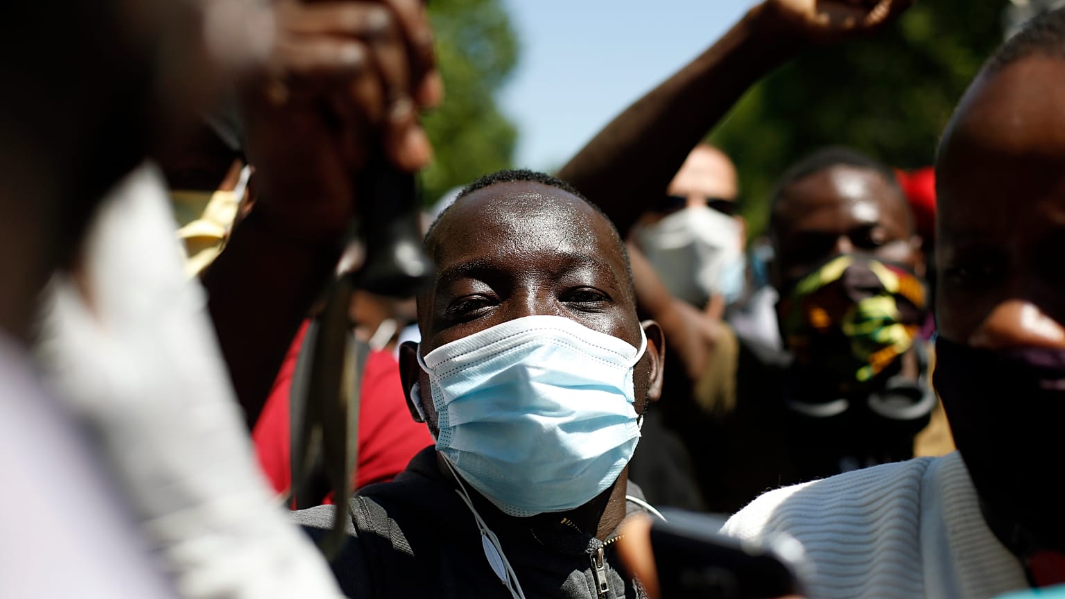 I migranti irregolari scesi in piazza a Parigi