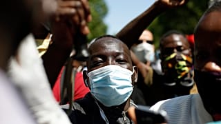 I migranti irregolari scesi in piazza a Parigi