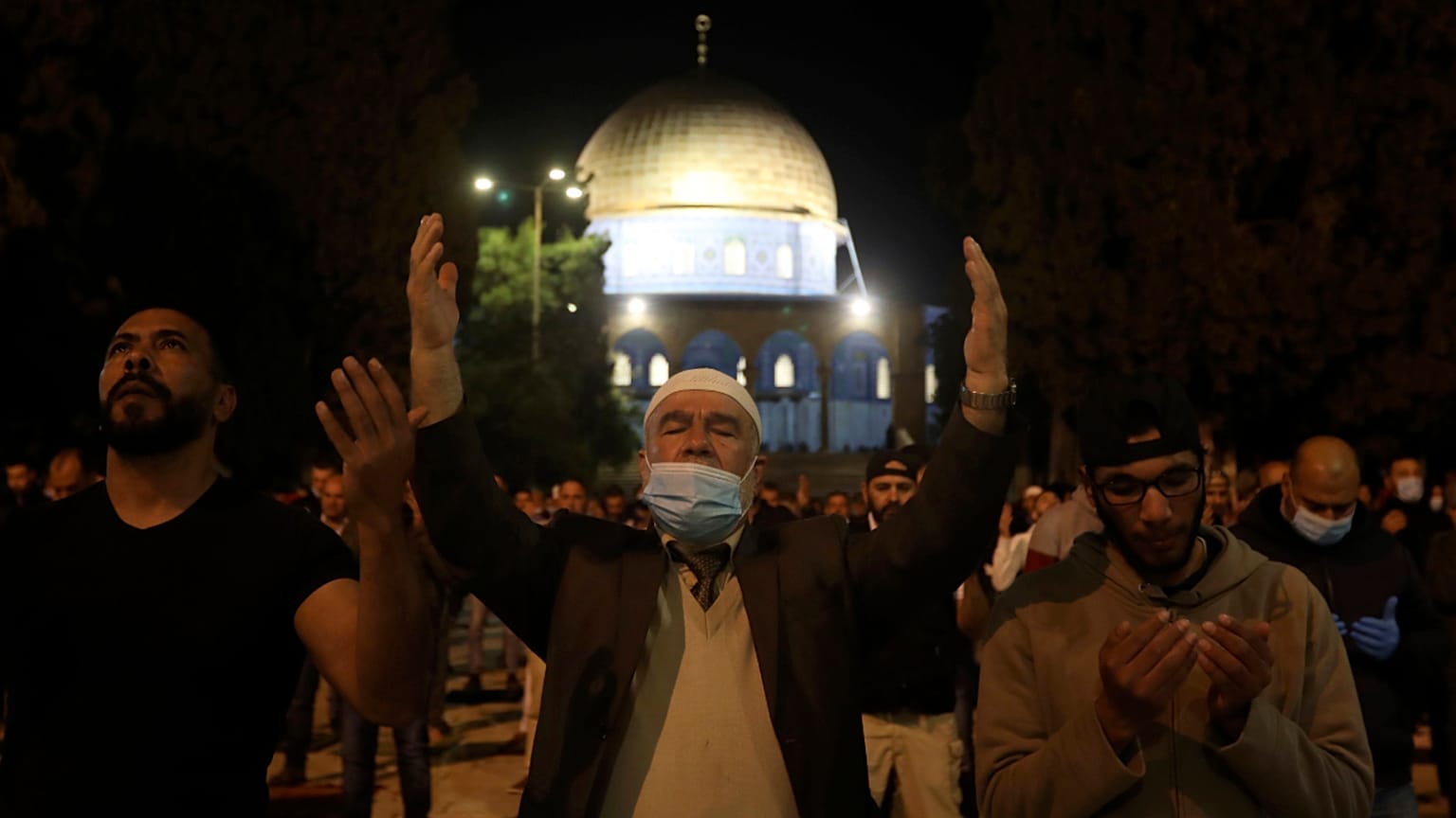 مصلين أمام المسجد الأقصى
